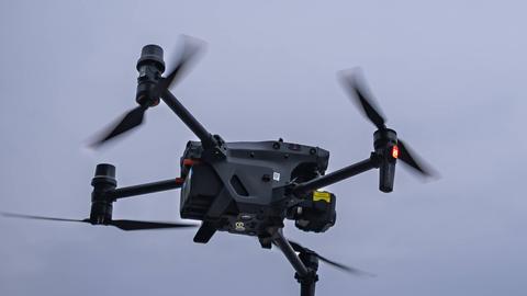 Drohne des Herstellers DJI befindet sich während einer Übung zur Drohnenerkennung und Drohnenabwehr der Bundeswehr im Einsatz bei der Deutschen Marine im Luftraum über dem Hafenbereich von Warnemünde.