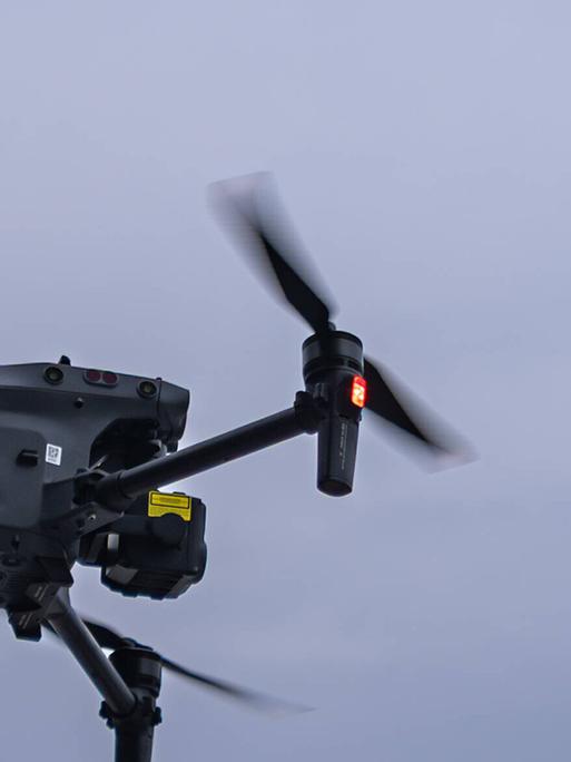 Drohne des Herstellers DJI befindet sich während einer Übung zur Drohnenerkennung und Drohnenabwehr der Bundeswehr im Einsatz bei der Deutschen Marine im Luftraum über dem Hafenbereich von Warnemünde. Drohne des Herstellers DJI befindet sich während einer Übung zur Drohnenerkennung und Drohnenabwehr der Bundeswehr im Einsatz bei der Deutschen Marine im Luftraum über dem Hafenbereich von Warnemünde.