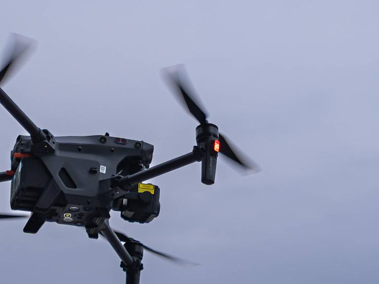 Drohne des Herstellers DJI befindet sich während einer Übung zur Drohnenerkennung und Drohnenabwehr der Bundeswehr im Einsatz bei der Deutschen Marine im Luftraum über dem Hafenbereich von Warnemünde. Drohne des Herstellers DJI befindet sich während einer Übung zur Drohnenerkennung und Drohnenabwehr der Bundeswehr im Einsatz bei der Deutschen Marine im Luftraum über dem Hafenbereich von Warnemünde.