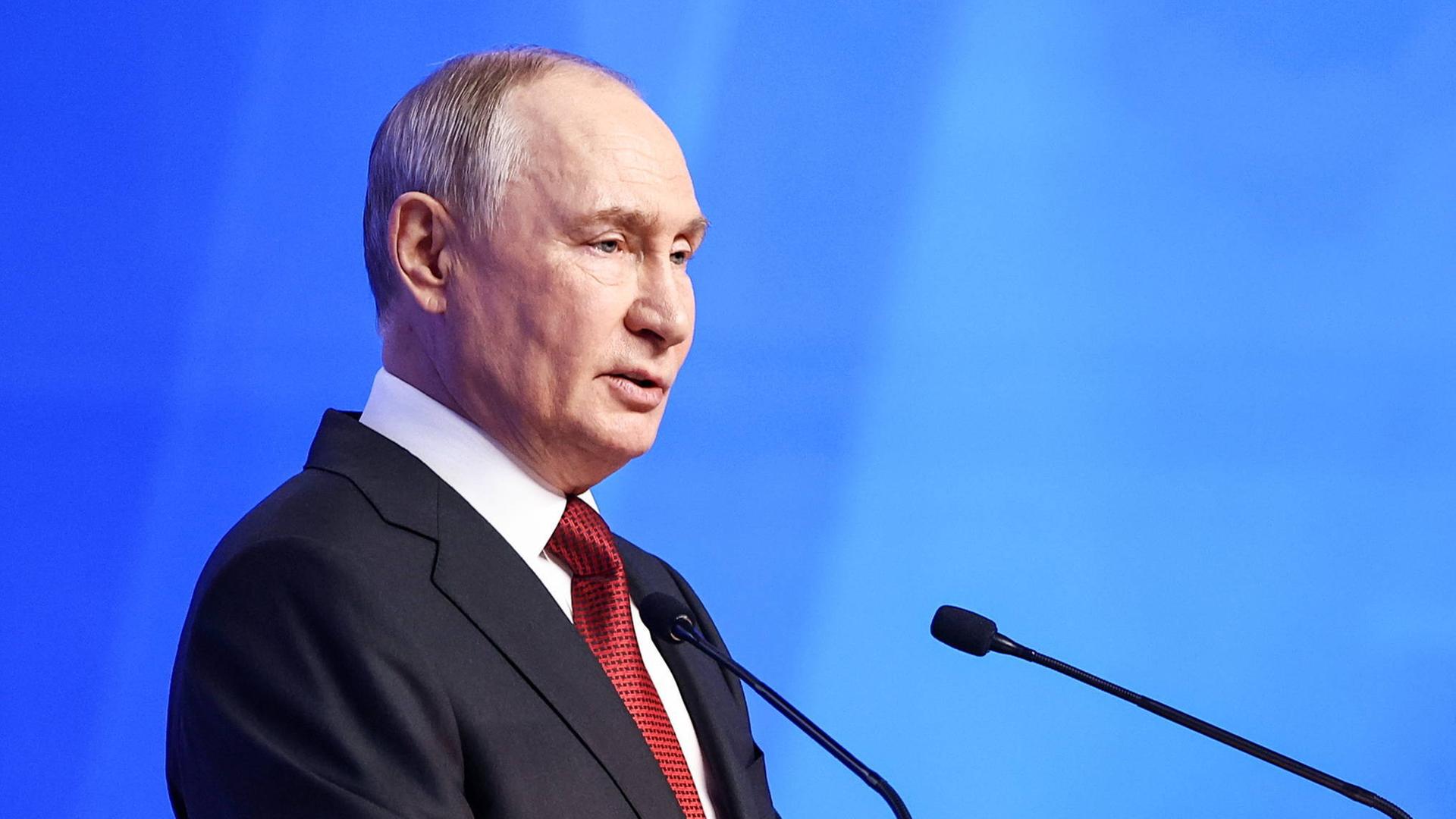 Der russische Präsident Wladimir Putin spricht auf einer Plenarsitzung im Rahmen der zweiten Stufe des Parteitags der Partei „Einiges Russland“ im Vorfeld der Wahlen zur Russischen Staatsduma 2026. Der russische Präsident Wladimir Putin spricht auf einer Plenarsitzung im Rahmen der zweiten Stufe des Parteitags der Partei „Einiges Russland“ im Vorfeld der Wahlen zur Russischen Staatsduma 2026.