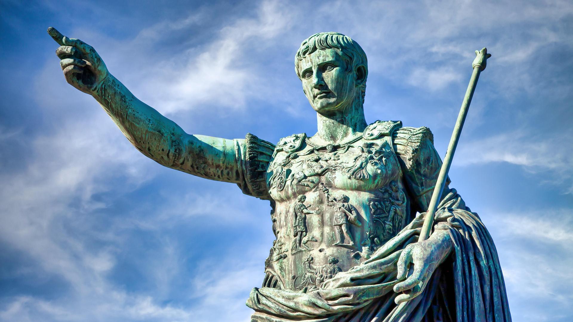 Eine Statue von Caesar vor blauem Hintergrund