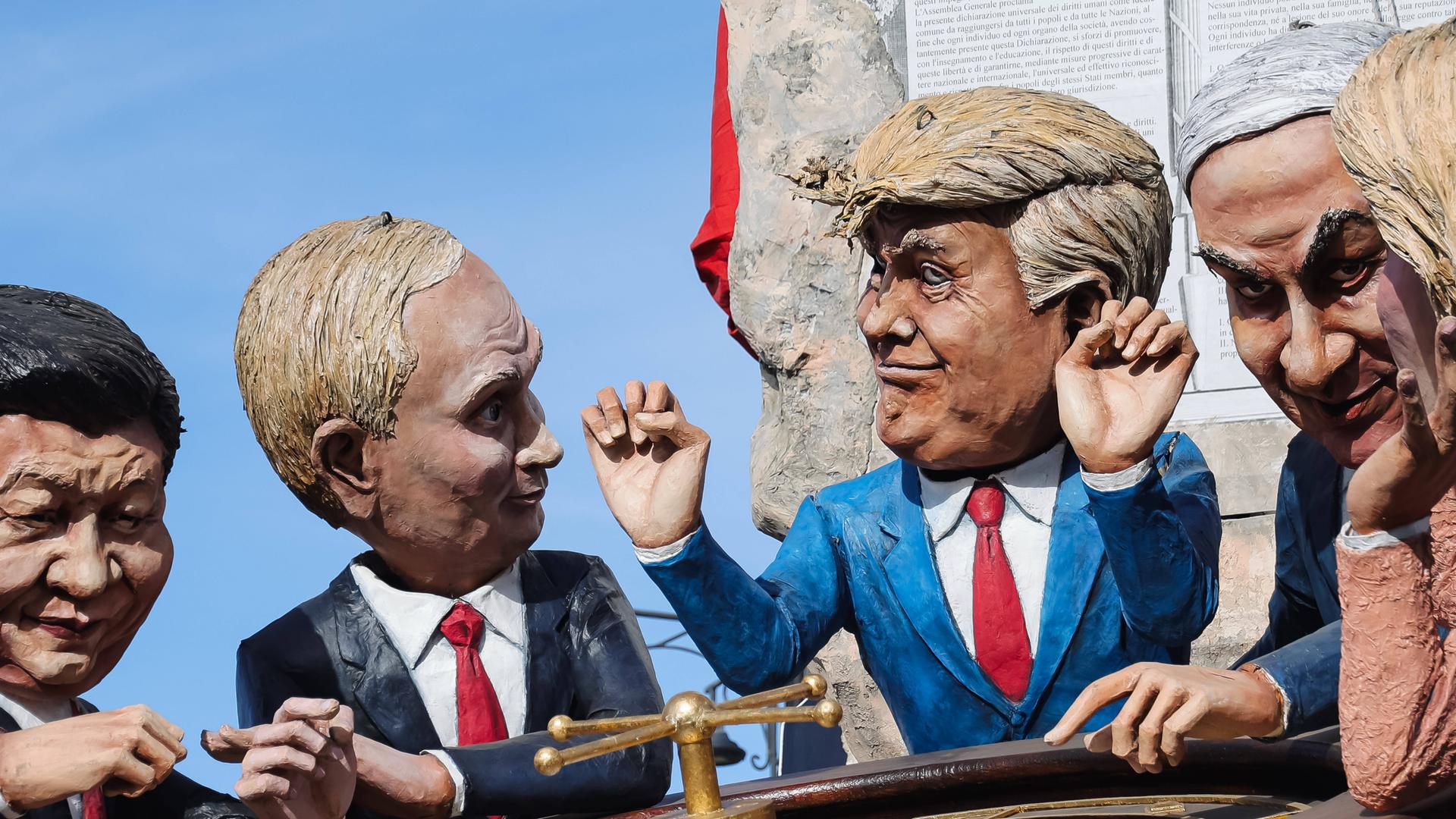Riesige Köpfe aus Pappmache von Donald Trump, Wladimir Putin, Xi Jinping, and Benjamin Netanjahu. Riesige Köpfe aus Pappmache von Donald Trump, Wladimir Putin, Xi Jinping, and Benjamin Netanjahu.