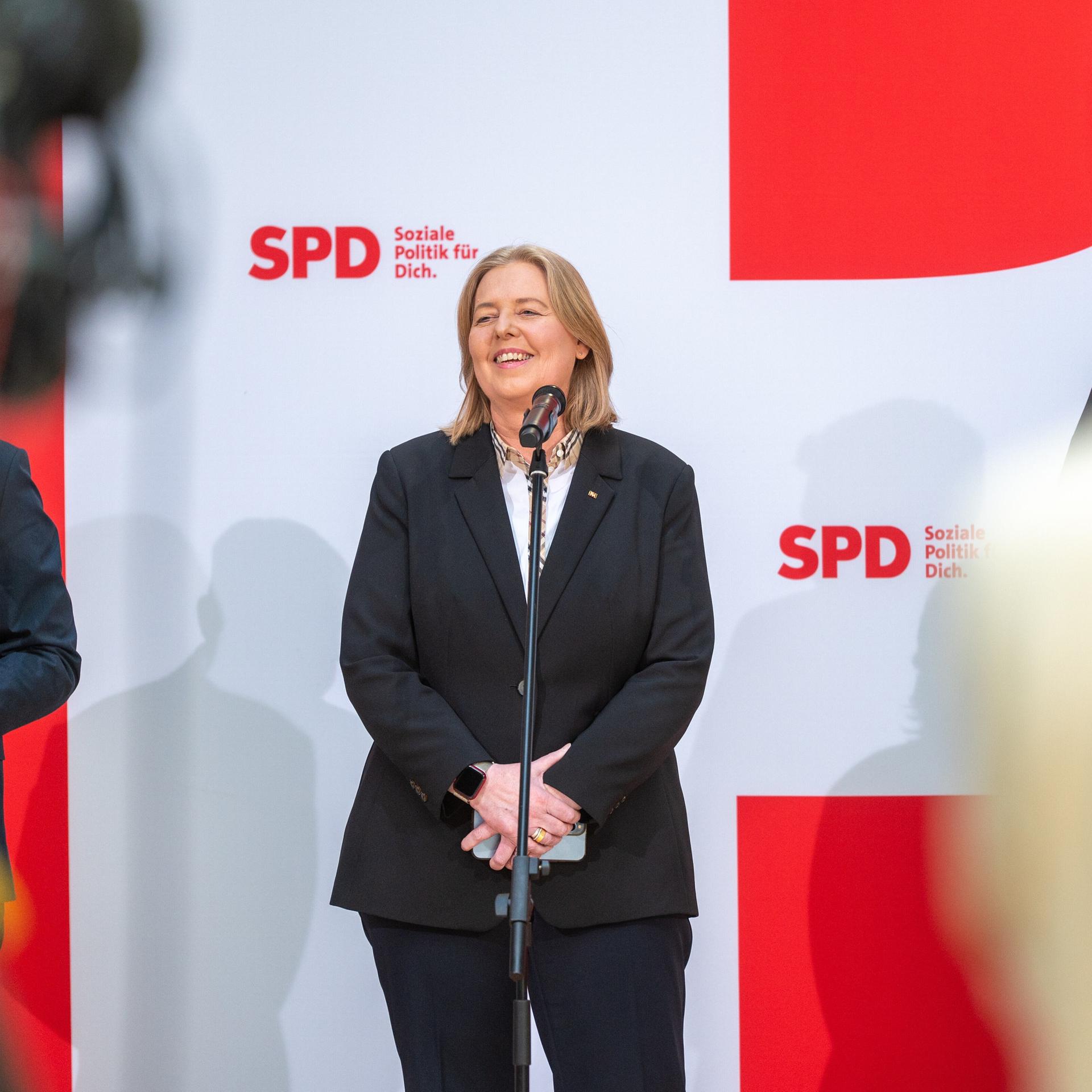 Bundesarbeitsministerin Bärbel Bas (SPD) lächelt bei einer Pressekonferenz