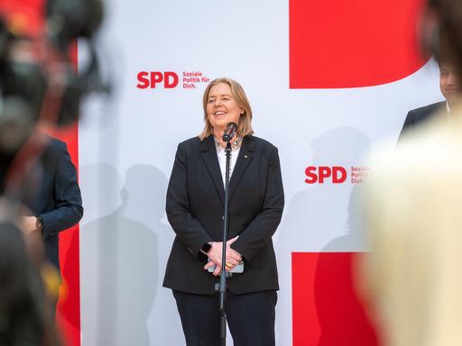 Bundesarbeitsministerin Bärbel Bas (SPD) lächelt bei einer Pressekonferenz Bundesarbeitsministerin Bärbel Bas (SPD) lächelt bei einer Pressekonferenz
