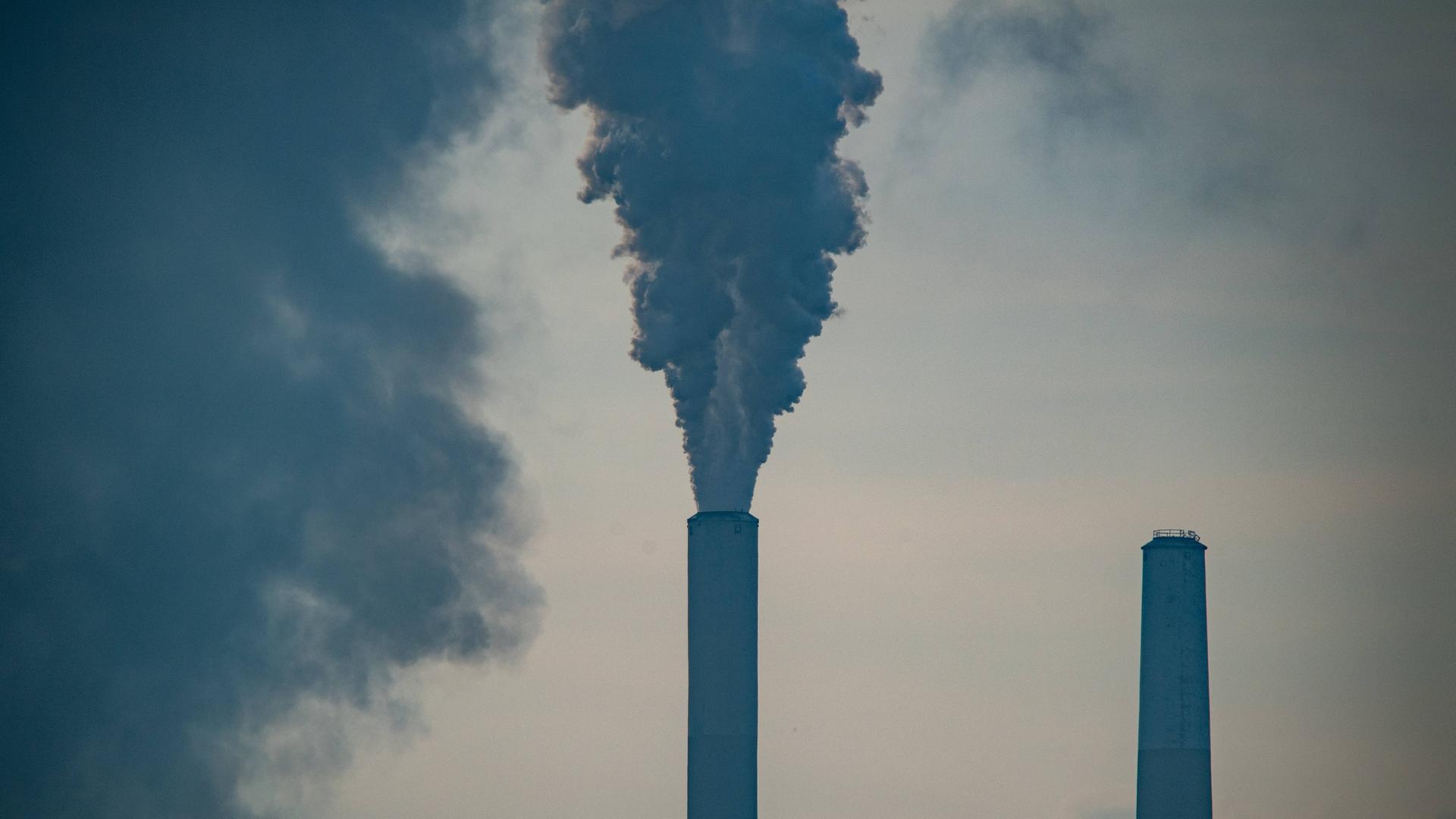 Umweltverschmutzung in Ohio: Miami Kraftwerk Miami Fort. Am 31. Juli 2025 steigt die Umweltverschmutzung aus den Schornsteinen des Kraftwerks Miami Fort auf, das am Ohio River in der Nähe von Cincinnati, Ohio, liegt. North Bend, Ohio, USA Umweltverschmutzung in Ohio: Miami Kraftwerk Miami Fort. Am 31. Juli 2025 steigt die Umweltverschmutzung aus den Schornsteinen des Kraftwerks Miami Fort auf, das am Ohio River in der Nähe von Cincinnati, Ohio, liegt. North Bend, Ohio, USA