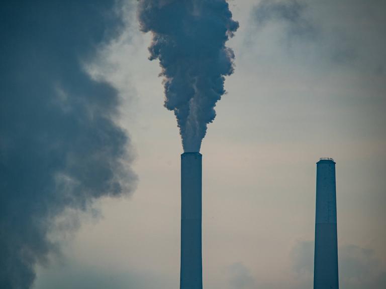 Umweltverschmutzung in Ohio: Miami Kraftwerk Miami Fort. Am 31. Juli 2025 steigt die Umweltverschmutzung aus den Schornsteinen des Kraftwerks Miami Fort auf, das am Ohio River in der Nähe von Cincinnati, Ohio, liegt. North Bend, Ohio, USA