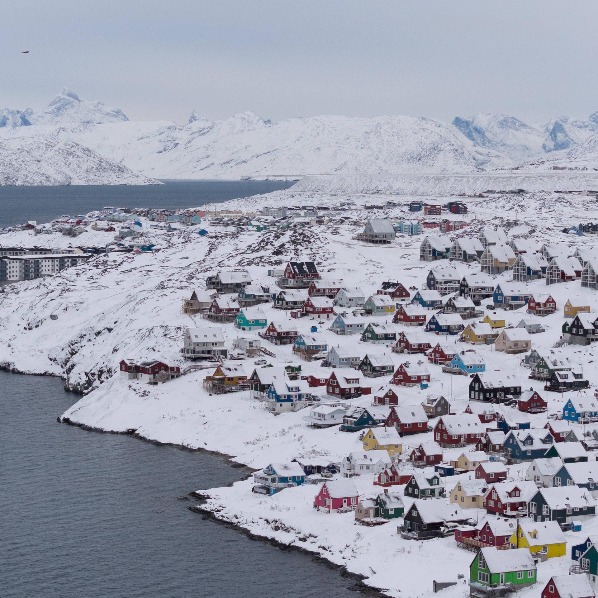 Verschneite Häuser in Nuuk, Grönland