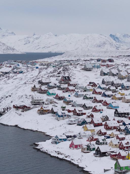 Verschneite Häuser in Nuuk, Grönland