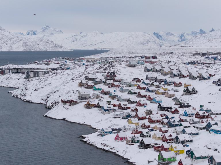 Verschneite Häuser in Nuuk, Grönland
