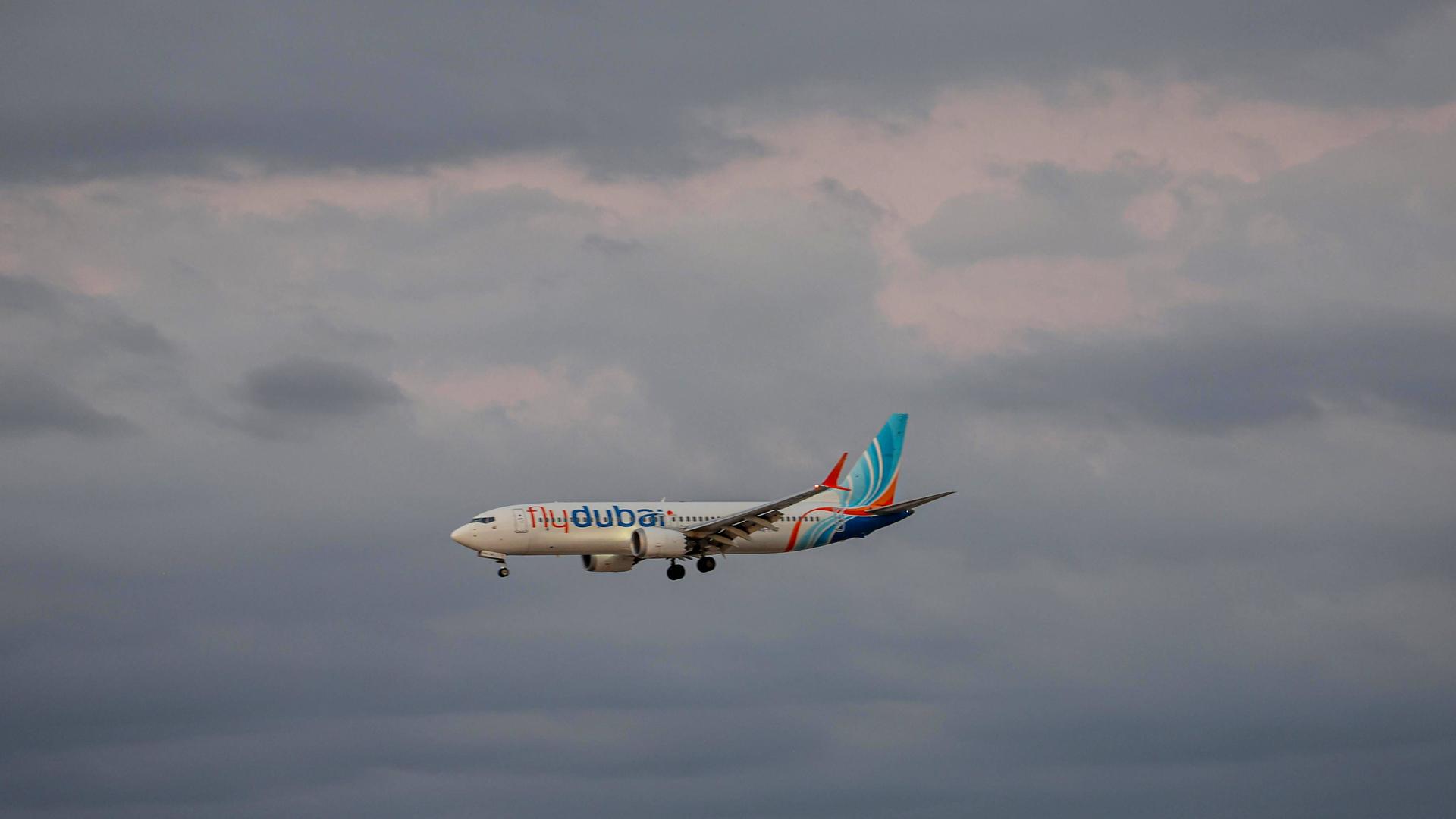 Das Bild zeigt ein Flugzeug der Gesellschaft Flydubai.