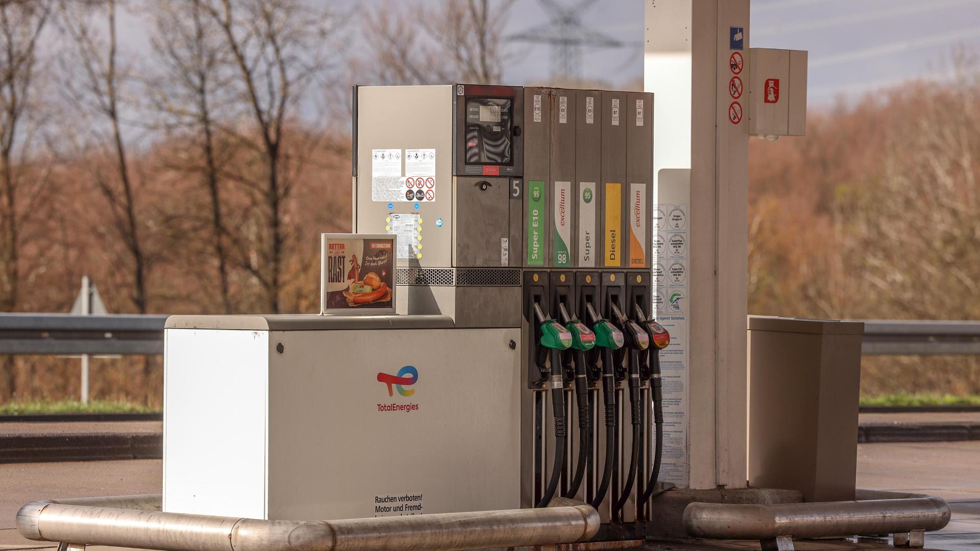 Zapfsäule mit eingehängten Zapfpistolen an einer Tankstelle an der Autobahn A45 Raststätte Siegerland Ost. Zapfsäule mit eingehängten Zapfpistolen an einer Tankstelle an der Autobahn A45 Raststätte Siegerland Ost.