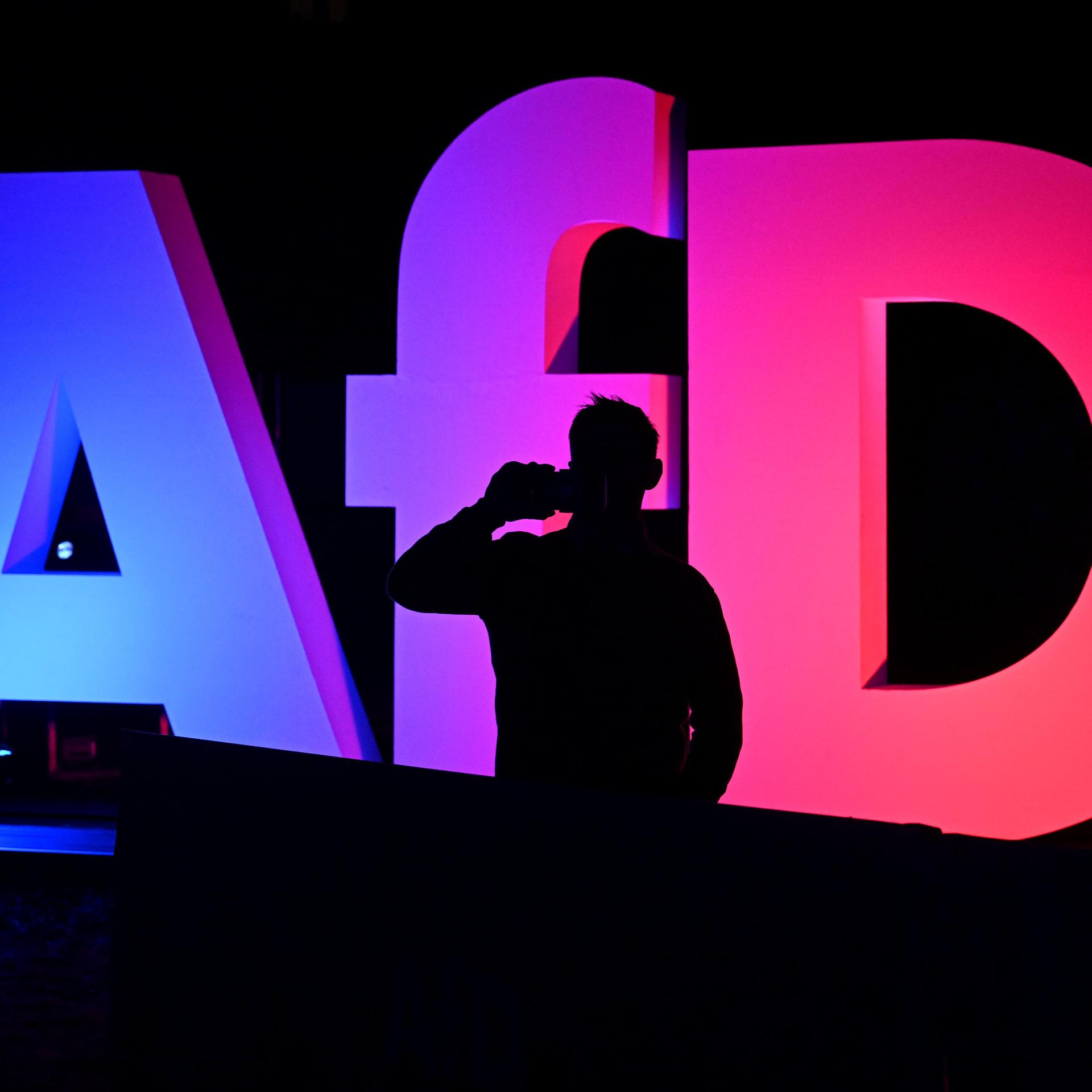 Ein Mann telefoniert bei der Wahlparty der AFD in der AfD Bundesgeschäftsstelle vor dem Logo der Partei. Am Sonntag fand die vorgezogene Wahl zum 21. Deutschen Bundestag statt.