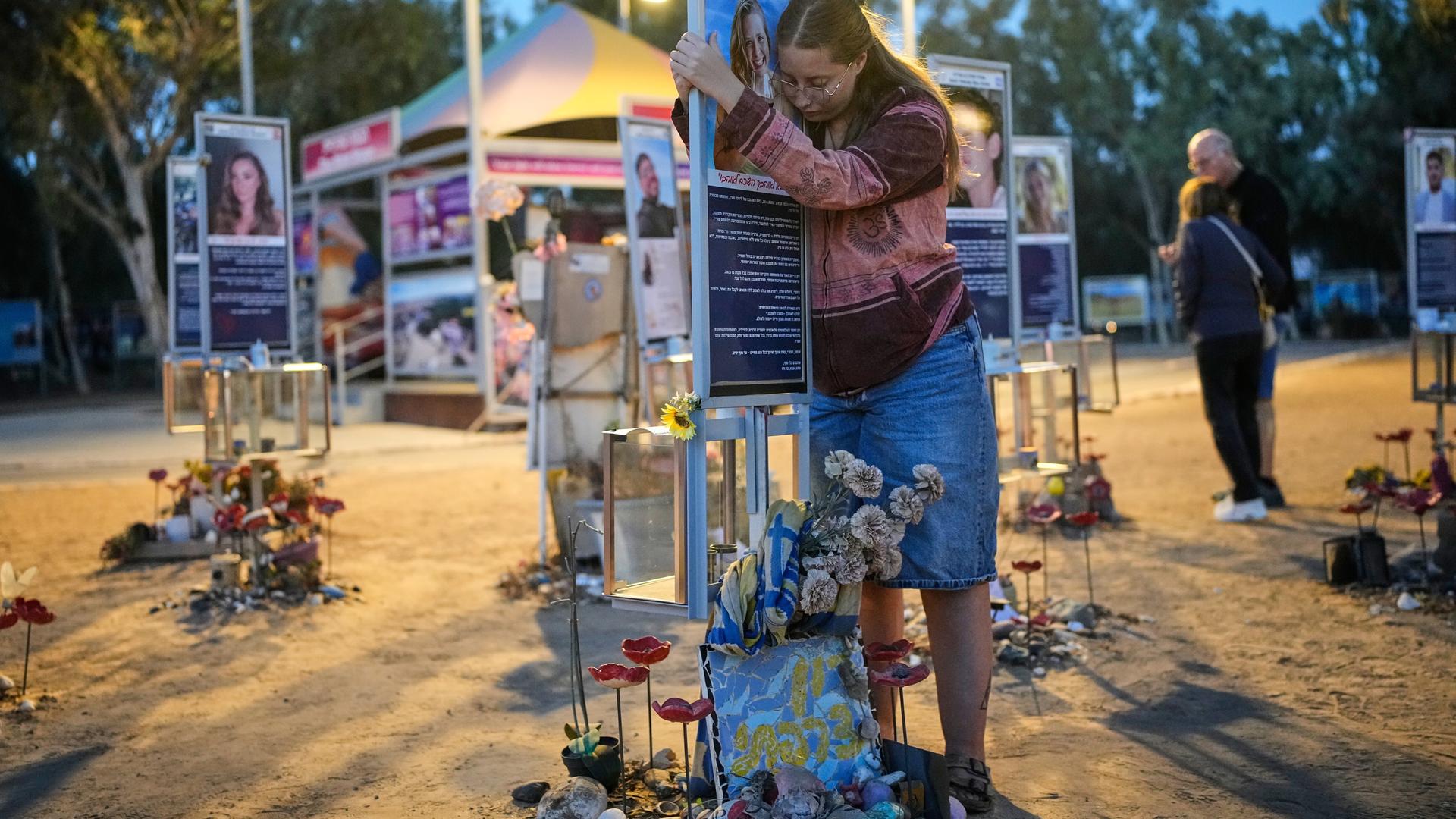 Trauernde in der Nähe des Kibbuz Reim im Süden Israels am 7. Oktober 2026 Trauernde in der Nähe des Kibbuz Reim im Süden Israels am 7. Oktober 2026