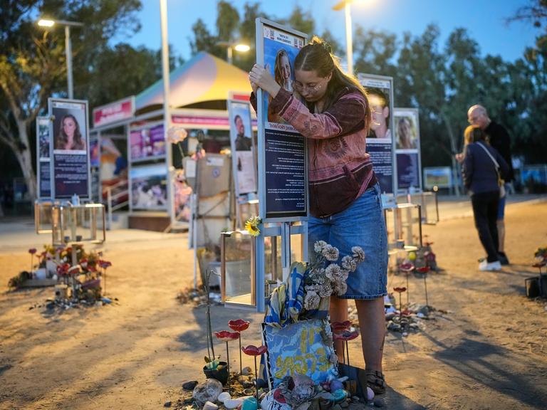 Trauernde in der Nähe des Kibbuz Reim im Süden Israels am 7. Oktober 2026 Trauernde in der Nähe des Kibbuz Reim im Süden Israels am 7. Oktober 2026