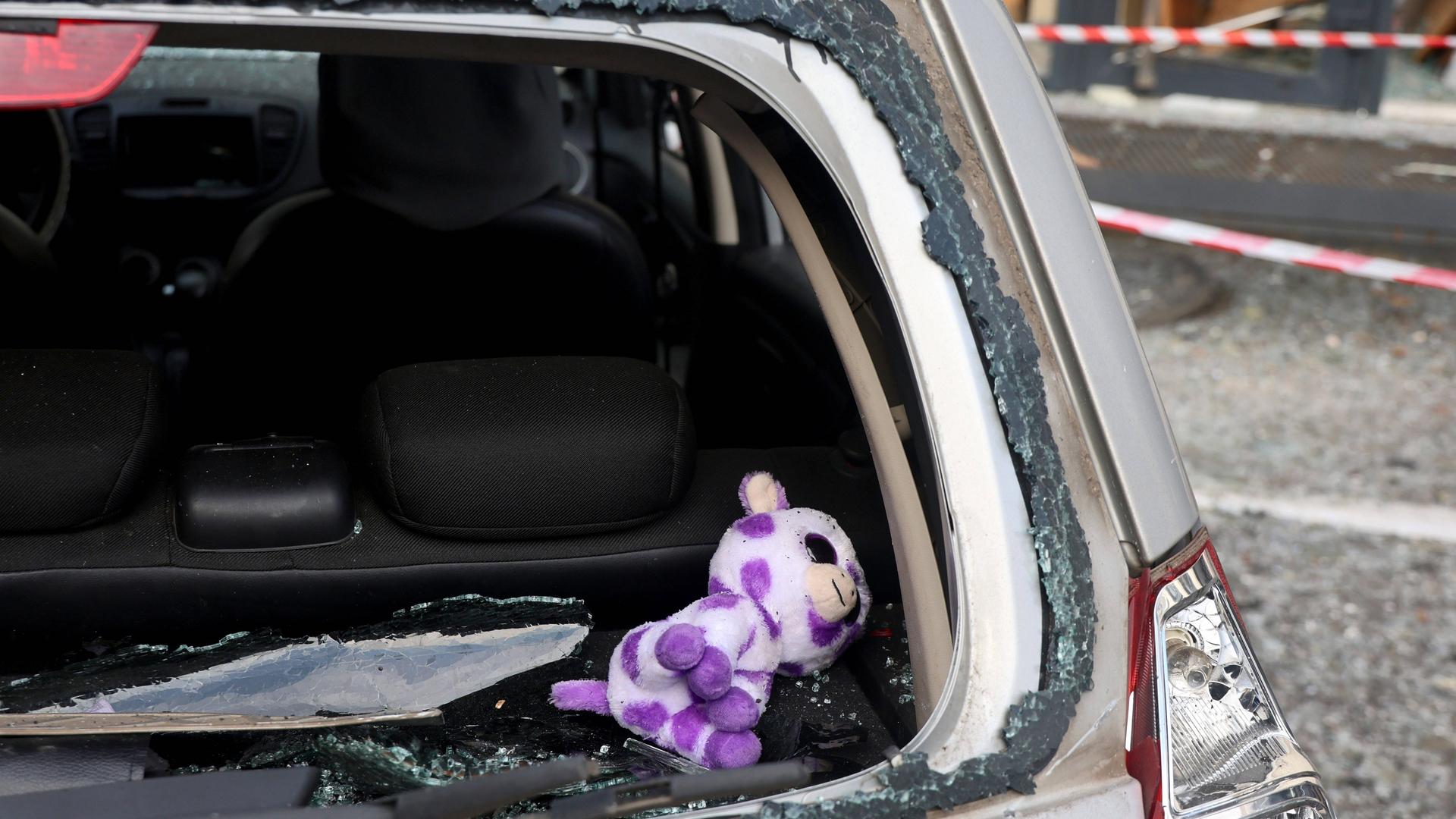 Ein Auto, das in der ukrainischen Stadt Charkiw bei einem russischen Drohnenangriff beschädigt wurde Ein Auto, das in der ukrainischen Stadt Charkiw bei einem russischen Drohnenangriff beschädigt wurde