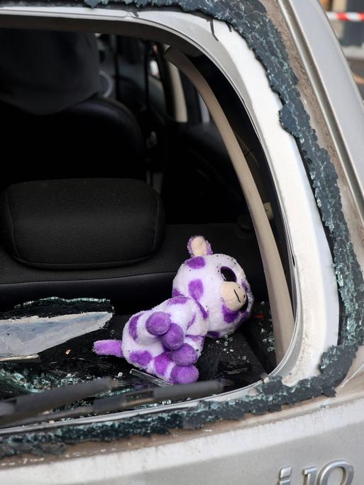 Ein Auto, das in der ukrainischen Stadt Charkiw bei einem russischen Drohnenangriff beschädigt wurde