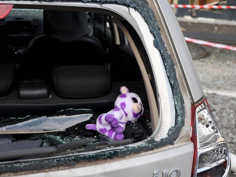 Ein Auto, das in der ukrainischen Stadt Charkiw bei einem russischen Drohnenangriff beschädigt wurde