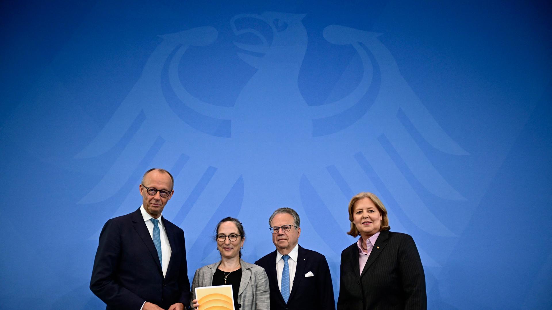 Friedrich Merz, Constanze Janda, Frank-Jürgen Weise und Bärbel Bas präsentieren den Bericht der Rentenkomissionhancellery in Berlin on June 23, 2026 Friedrich Merz, Constanze Janda, Frank-Jürgen Weise und Bärbel Bas präsentieren den Bericht der Rentenkomissionhancellery in Berlin on June 23, 2026
