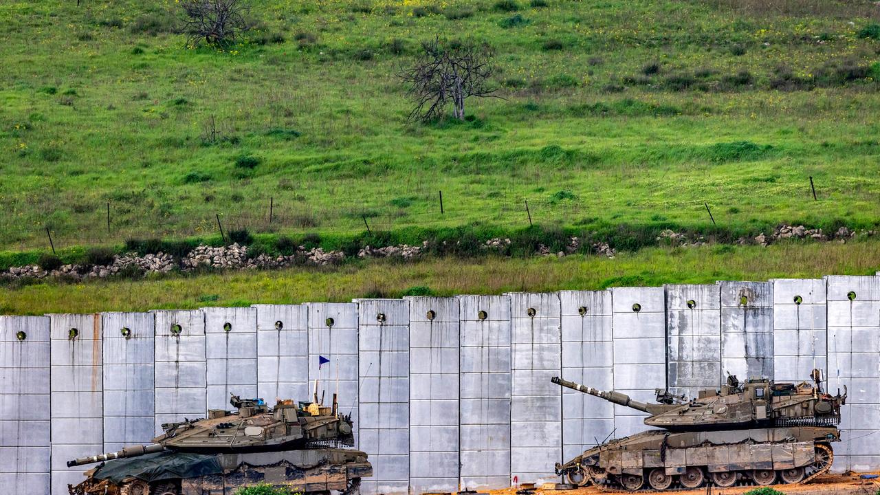 Zwei Kampfpanzer der israelischen Armee fahren entlang der Grenze zum Libanon entlang (16.03.2026) Zwei Kampfpanzer der israelischen Armee fahren entlang der Grenze zum Libanon entlang (16.03.2026)