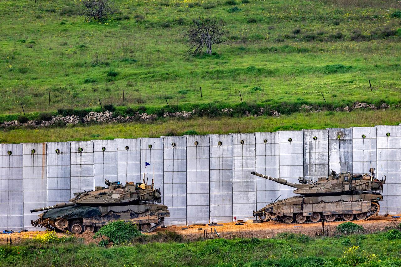 Zwei Kampfpanzer der israelischen Armee fahren entlang der Grenze zum Libanon entlang (16.03.2026)