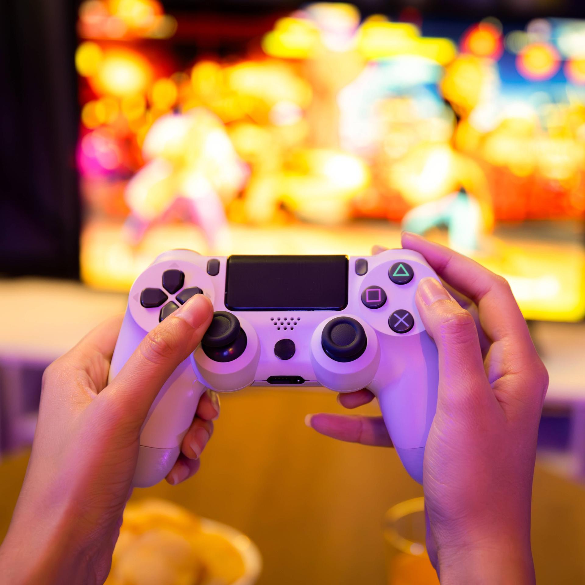 Eine Frau spielt ein Computerspiel mit einer Konsole
