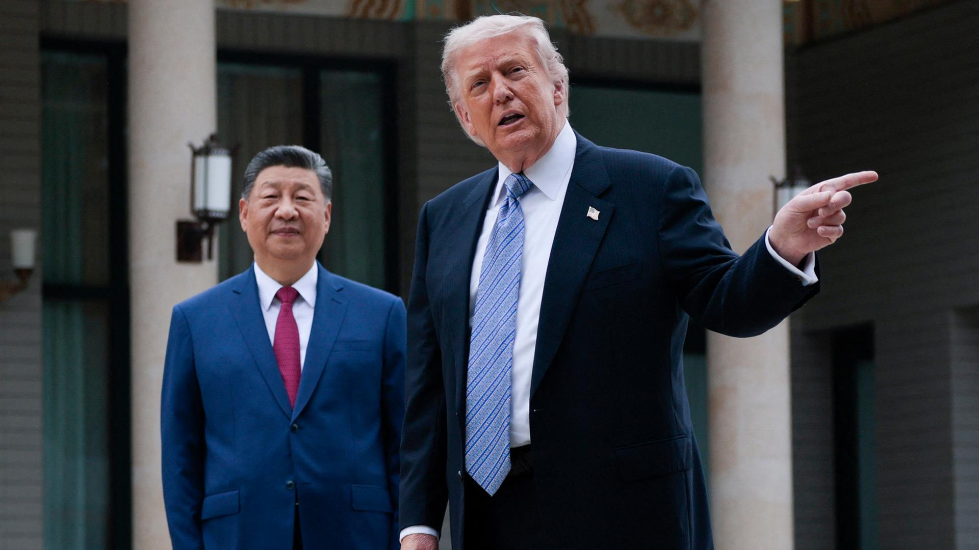US-Präsident Donald Trump mit seinem Gastgeber, Chinas Staatschef Xi Jinping, im Zhongnanhai-Garten in Peking US-Präsident Donald Trump mit seinem Gastgeber, Chinas Staatschef Xi Jinping, im Zhongnanhai-Garten in Peking