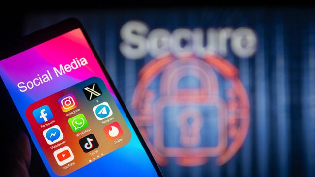 Social-Media-Symbole werden auf einem Smartphone angezeigt, im Hintergrund ist ein Sicherheitsschloss zu sehen.