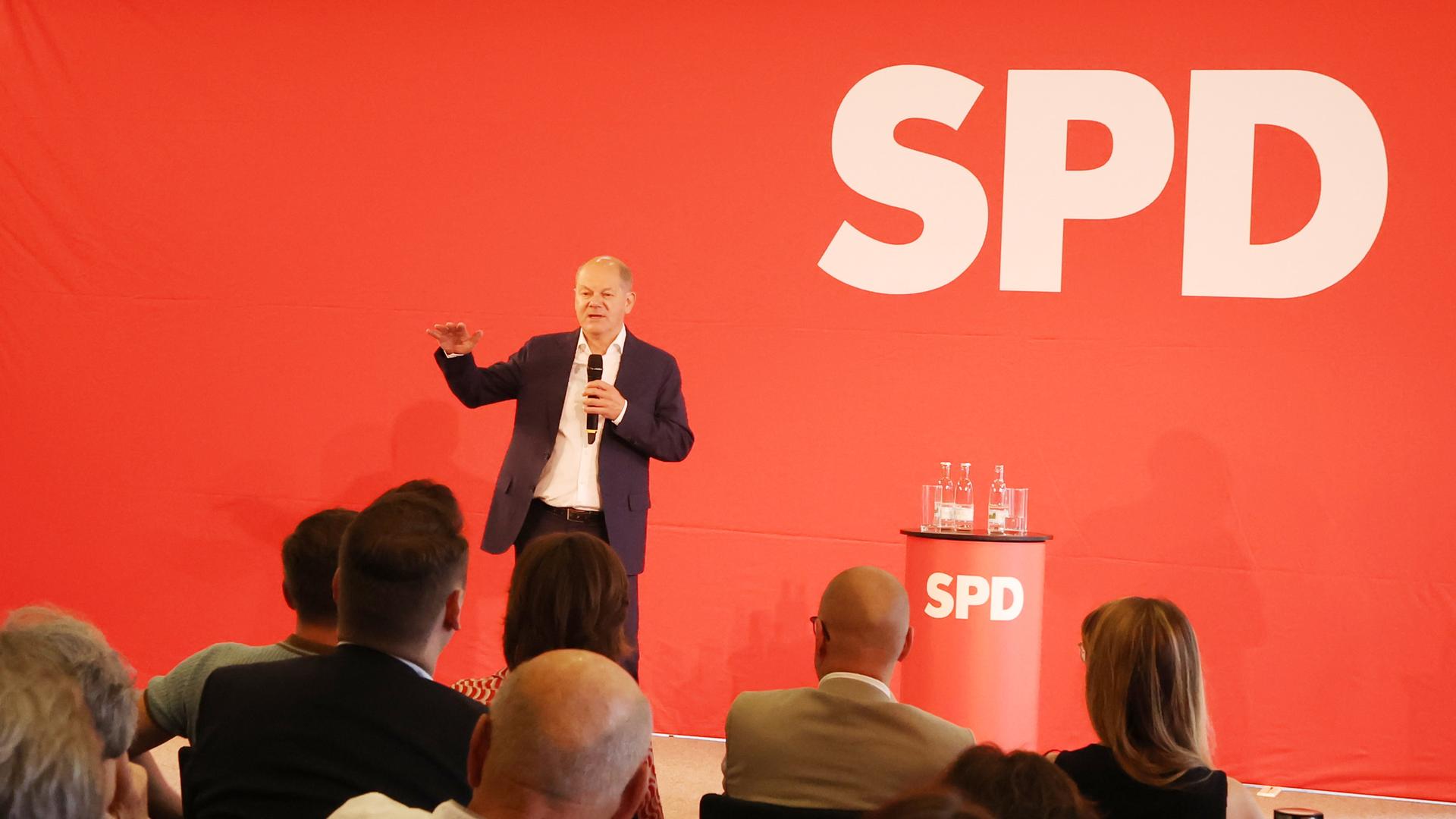 Bundeskanzler Olaf Scholz (SPD) spricht bei einem Bürgerdialog in der Weimarhalle. Die Veranstaltung ist gleichzeitig der Auftakt für den Wahlkampf der Thüringer SPD für die Landtagwahlen.