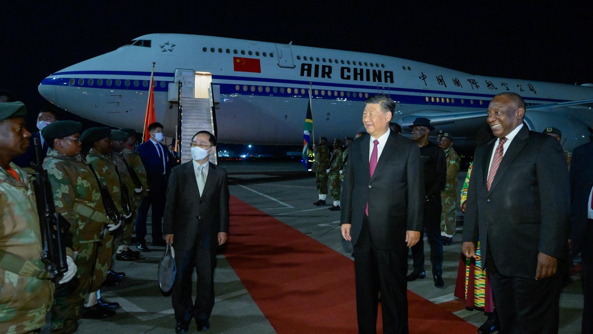 Der chinesische Präsident Xi Jinping wird vom Präsidenten Südafrikas, Cyril Ramaphosa, am Flughafen Johannesburg begrüßt am Vorabend des Gipfels der BRICS-Staaten. 