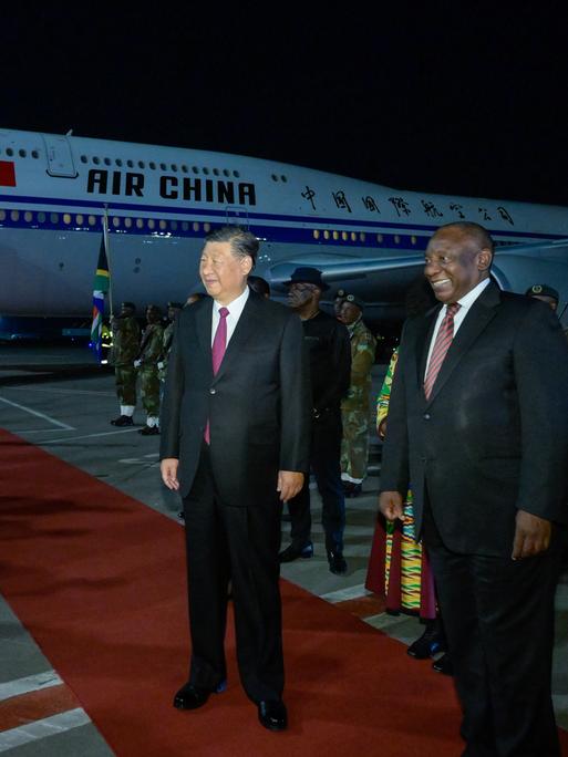 Der chinesische Präsident Xi Jinping wird vom Präsidenten Südafrikas, Cyril Ramaphosa, am Flughafen Johannesburg begrüßt am Vorabend des Gipfels der BRICS-Staaten. 