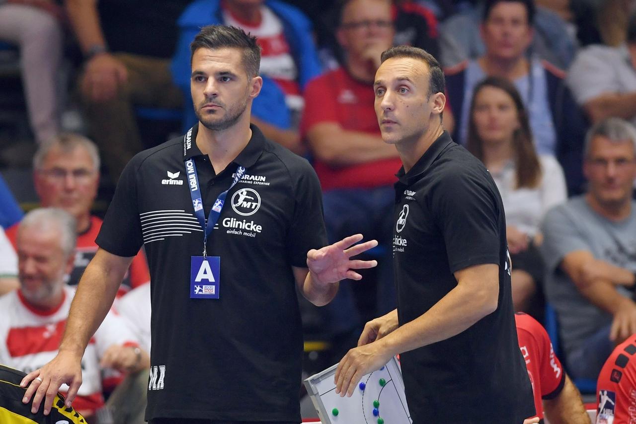 Michael Allendorf (l.), Sportdirektor des Handball-Bundesligisten MT Melsungen, steht neben Trainer Roberto Garcia Parrondo an der Seitenlinie.