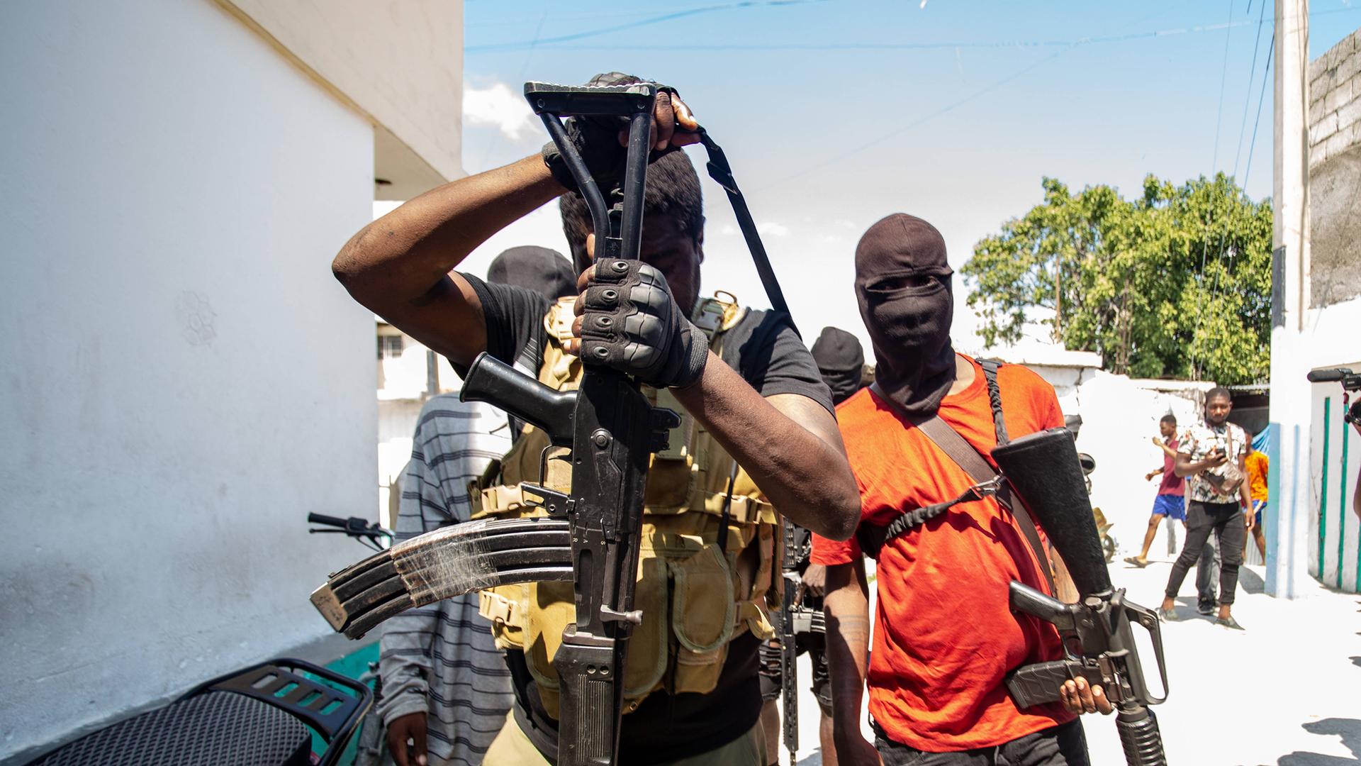 Haiti-Krise: Schwer bewaffnete Bandenmitglieder mit Sturmmasken in der Nähe des Nationalpalstes von Port-au-Prince am 9.3.2024.