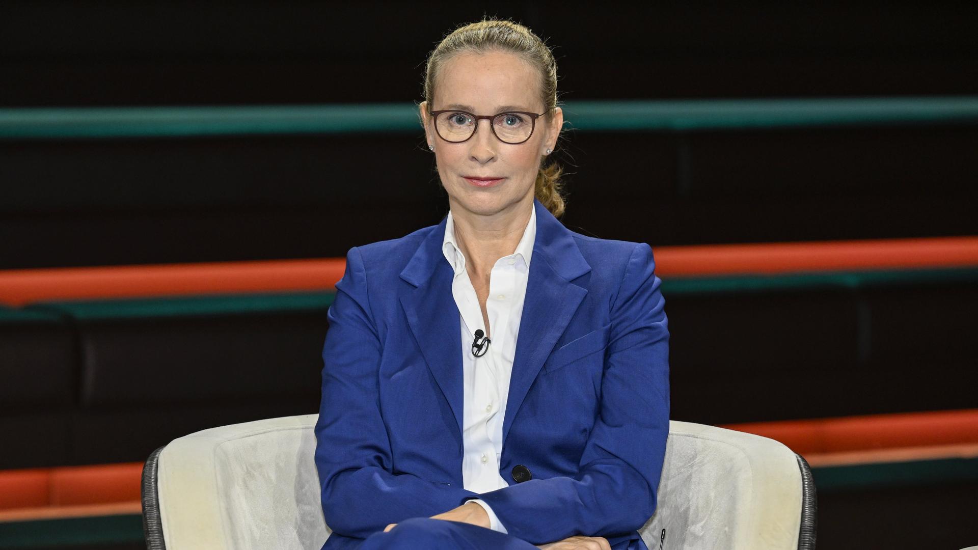 Frauke Brosius-Gersdorf sitzt in einem Sessel in einem TV-Studio. Sie blickt ernst in Richtung Kamera.