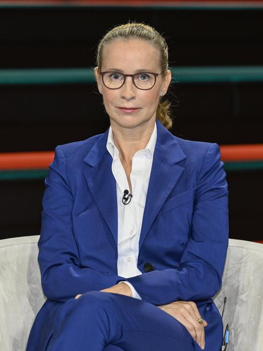 Frauke Brosius-Gersdorf sitzt in einem Sessel in einem TV-Studio. Sie blickt ernst in Richtung Kamera.