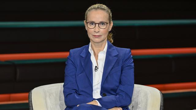 Frauke Brosius-Gersdorf sitzt in einem Sessel in einem TV-Studio. Sie blickt ernst in Richtung Kamera.