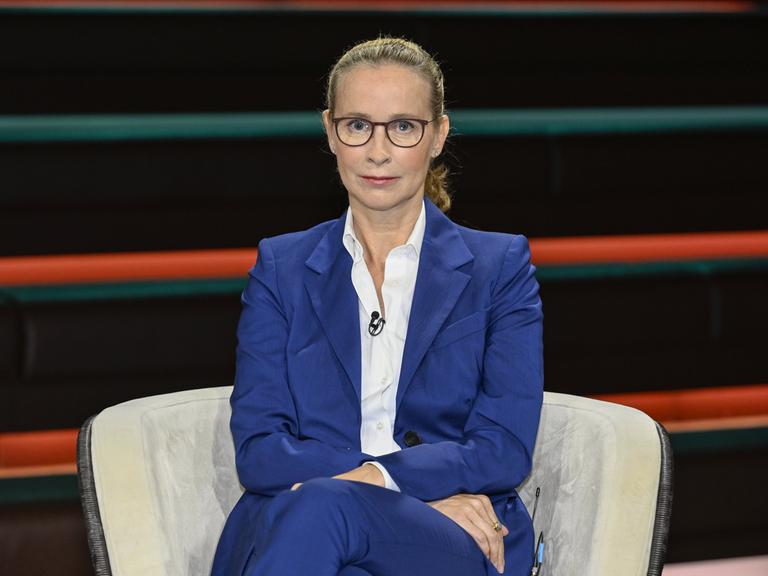 Frauke Brosius-Gersdorf sitzt in einem Sessel in einem TV-Studio. Sie blickt ernst in Richtung Kamera.