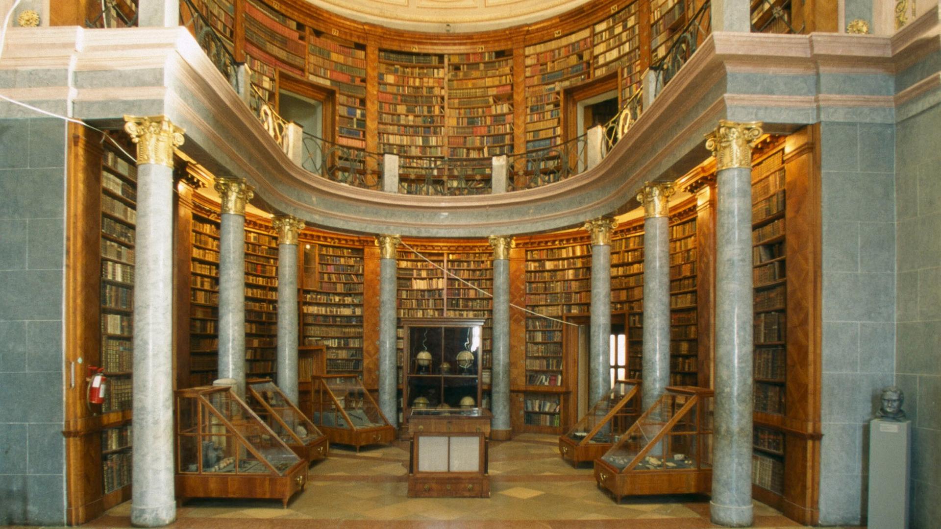 Klosterbibliothek in Pannonhalma (Ungarn), Benediktinerabtei St. Martin. Klosterbibliothek in Pannonhalma (Ungarn), Benediktinerabtei St. Martin.