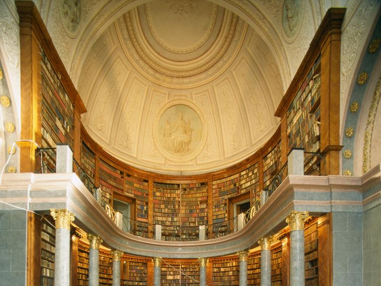 Klosterbibliothek in Pannonhalma (Ungarn), Benediktinerabtei St. Martin. 