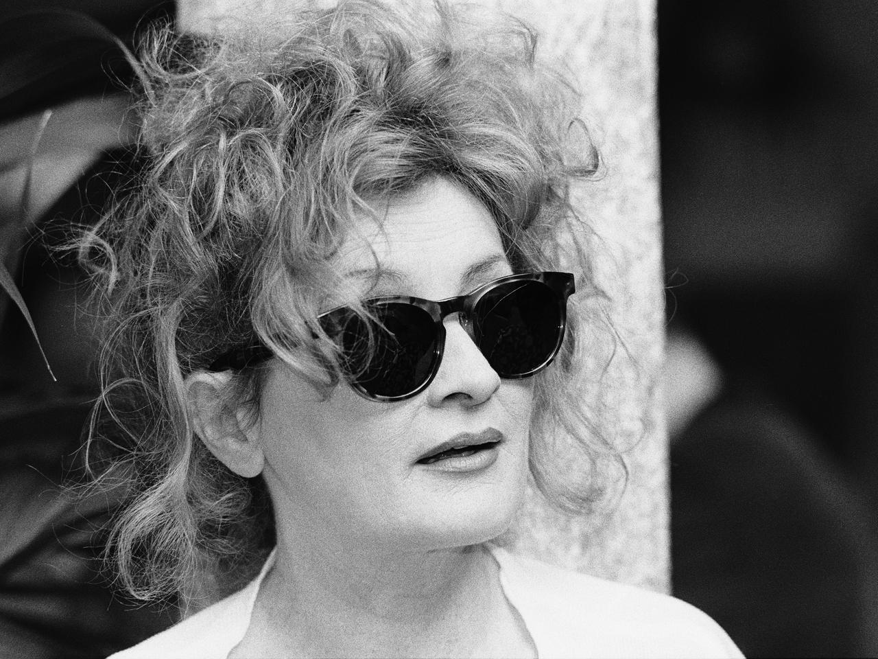 Ingrid Caven mit zerzausten Haaren und großer Sonnenbrille