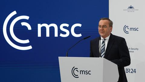 Verteidigungsminister Pistorius steht bei der Münchner Sicherheitskonferenz am Rednerpult und spricht in ein Mikrofon.