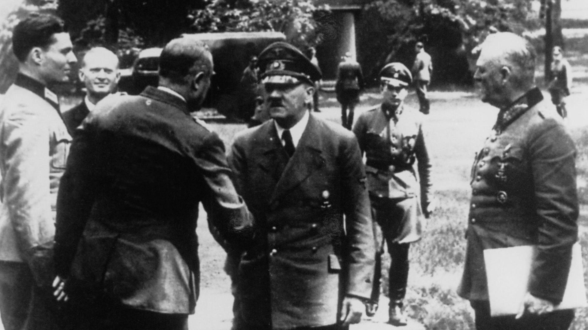 15. Juli 1944: Stauffenberg, General Fromm, Hitler und Generalfeldmarschall Keitel (v.l.n.r) 