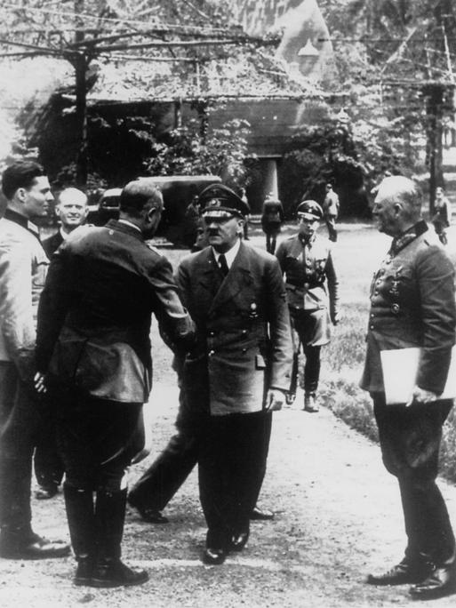 15. Juli 1944: Stauffenberg, General Fromm, Hitler und Generalfeldmarschall Keitel (v.l.n.r) 