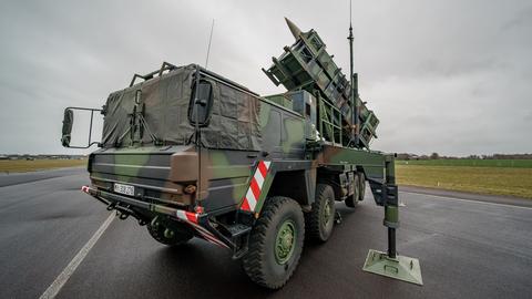 Ein gefechtsbereites Flugabwehrraketensystem vom Typ "Patriot" steht auf einem Flugfeld.