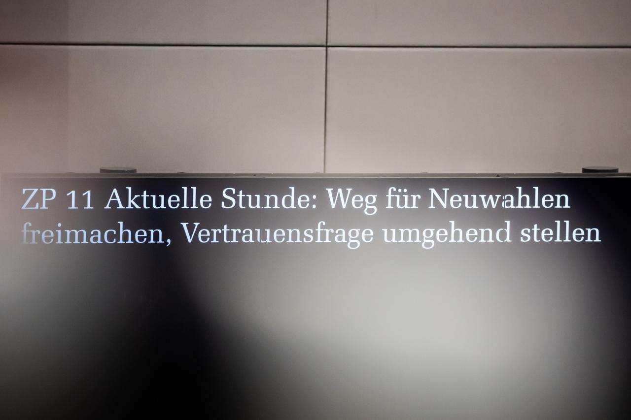 Die von der AfD-Fraktion beantragte Aktuelle Stunde "Weg für Neuwahlen freimachen, Vertrauensfrage umgehend stellen" wird im Plenum des Deutschen Bundestages auf dem Monitor angezeigt. 