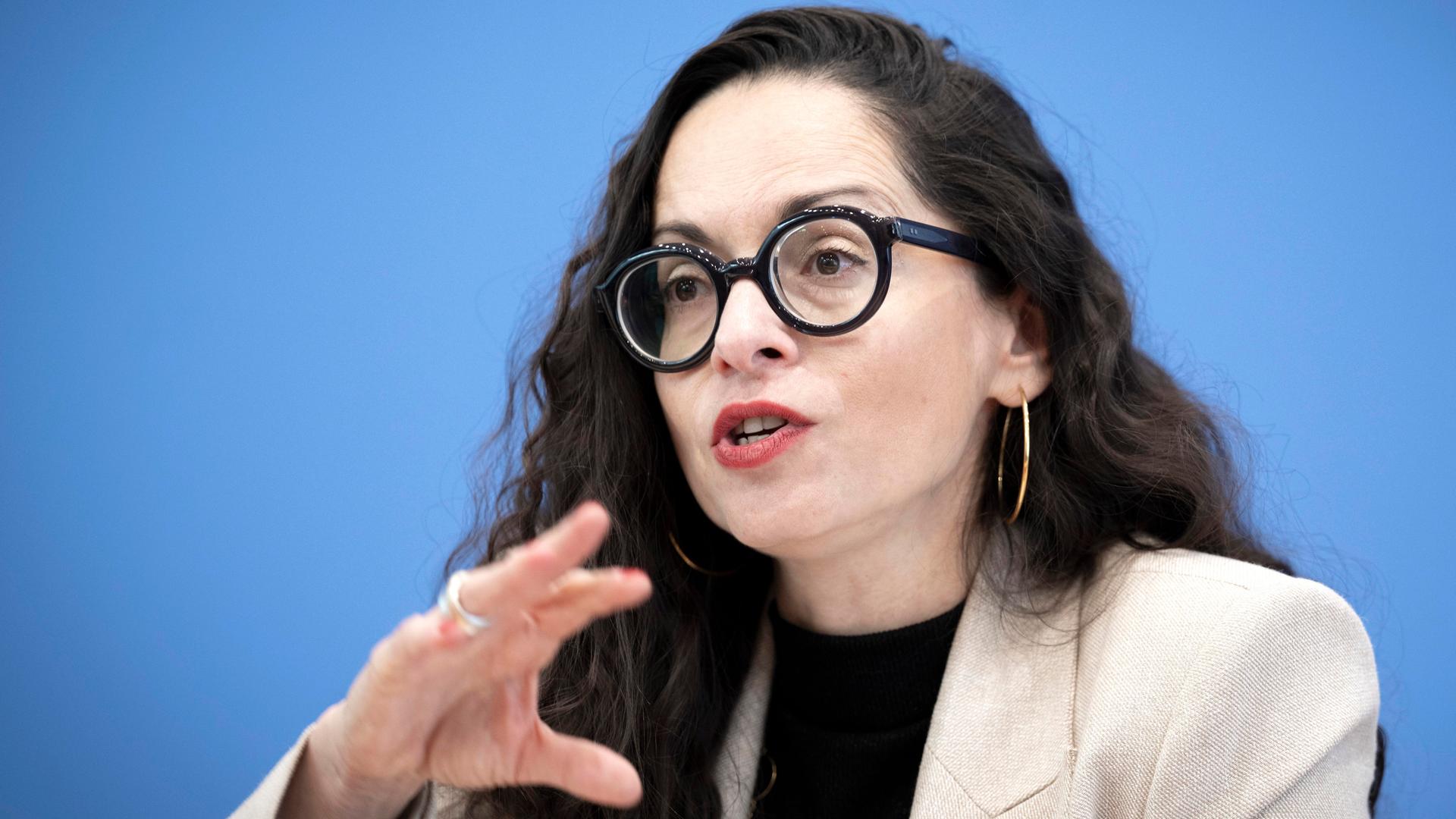 Marina Chernivsky spricht auf einer Pressekonferenz.