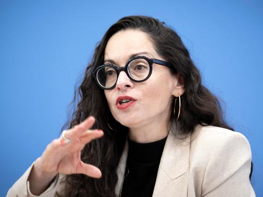 Marina Chernivsky spricht auf einer Pressekonferenz.