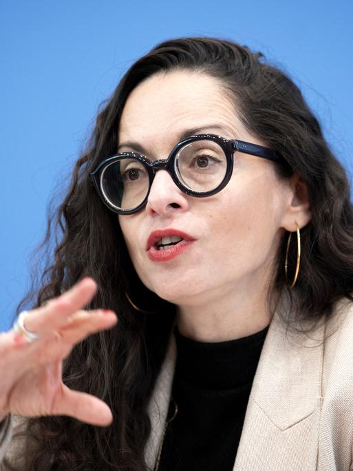 Marina Chernivsky spricht auf einer Pressekonferenz.