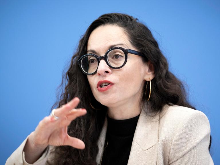 Marina Chernivsky spricht auf einer Pressekonferenz.