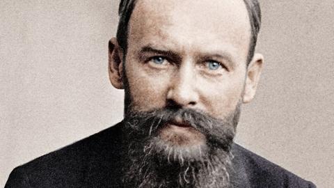 Christian Morgenstern blickt ernst in die Kamera