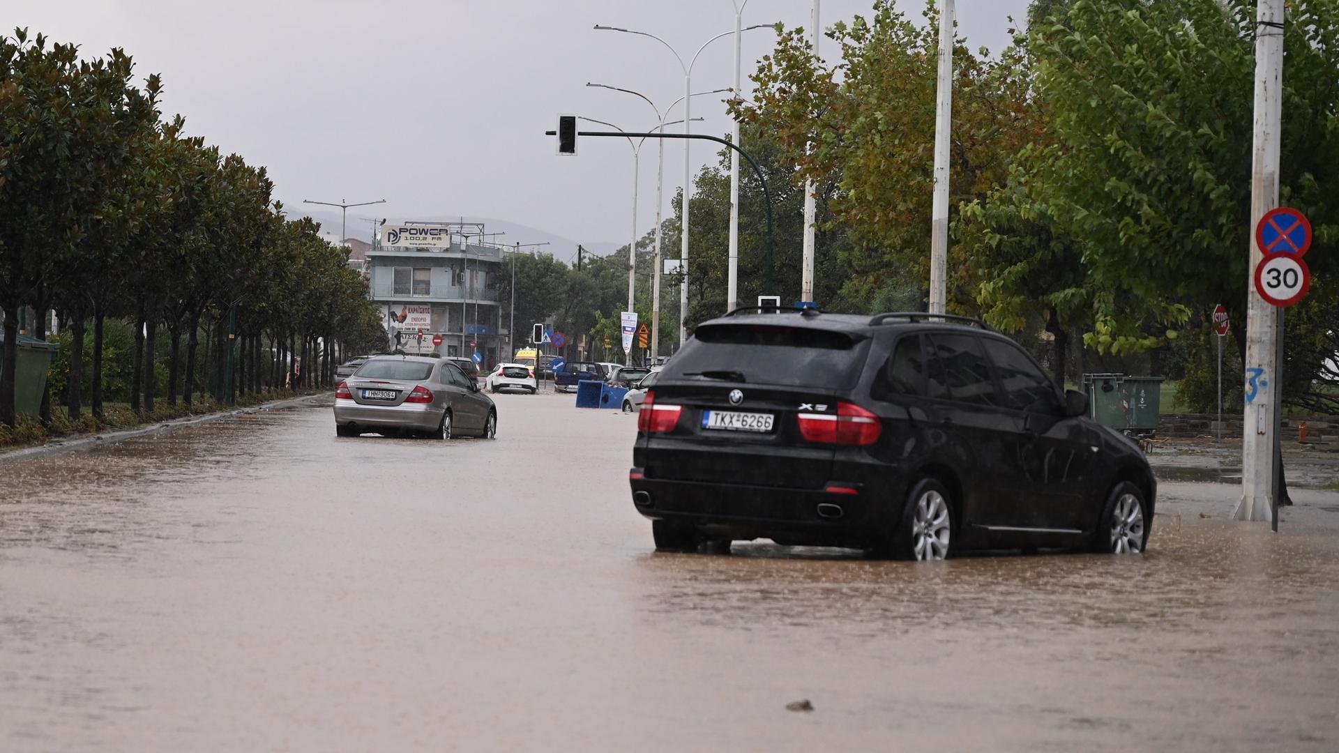 Überflutete Straße in Griechenland, mehrere Autos in den Fluten